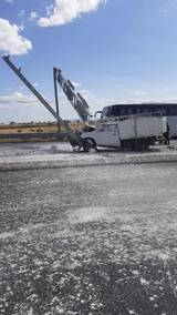 Se observa la camioneta blanca chocada contra señalamiento