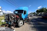 Se observa el cofre del tráiler chocado y roto