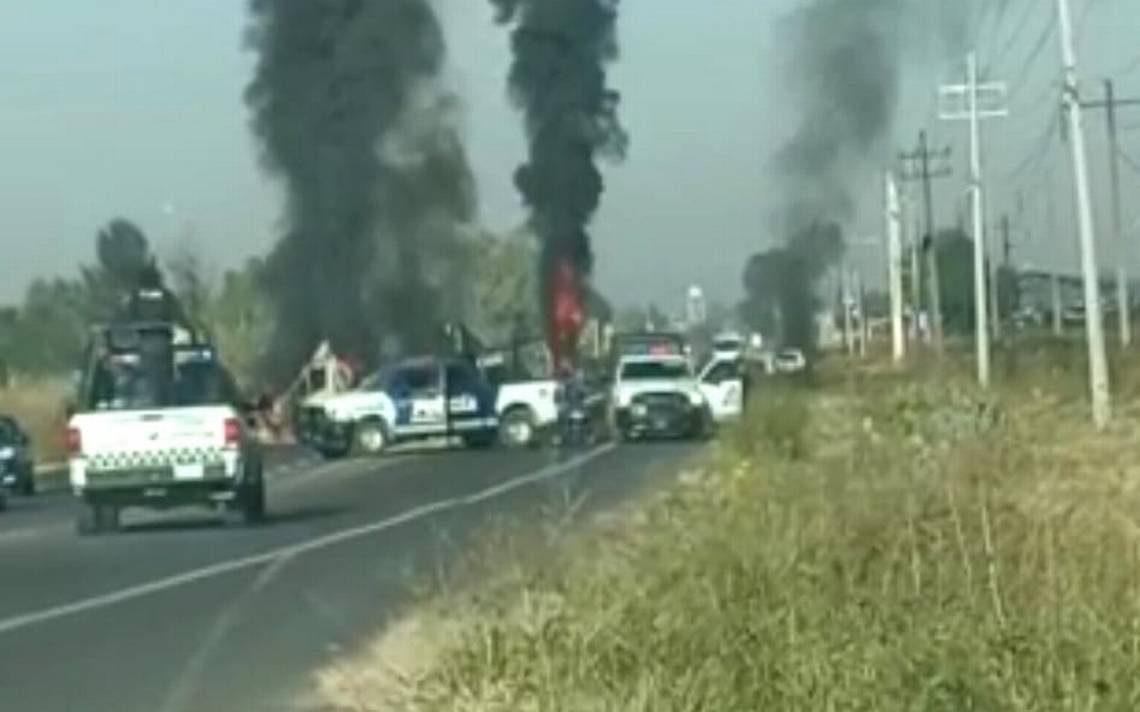 Bloquean la carretera Juventino RosasCelaya con vehículos incendiados